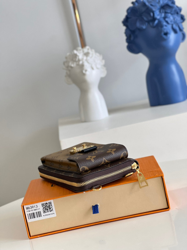 l0*is V*t0n trunk vertical