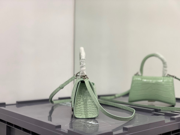 Ba*len*cia*ga hourglass