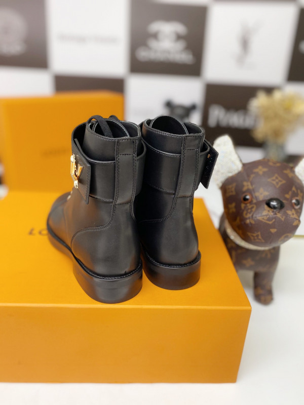 l0*is V*t0n wonderland ranger