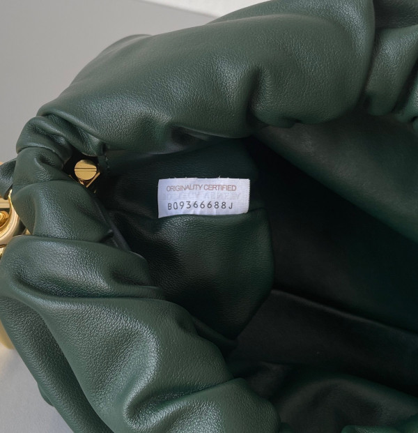 bo*te*ga Ve*ne*ta the chain pouch