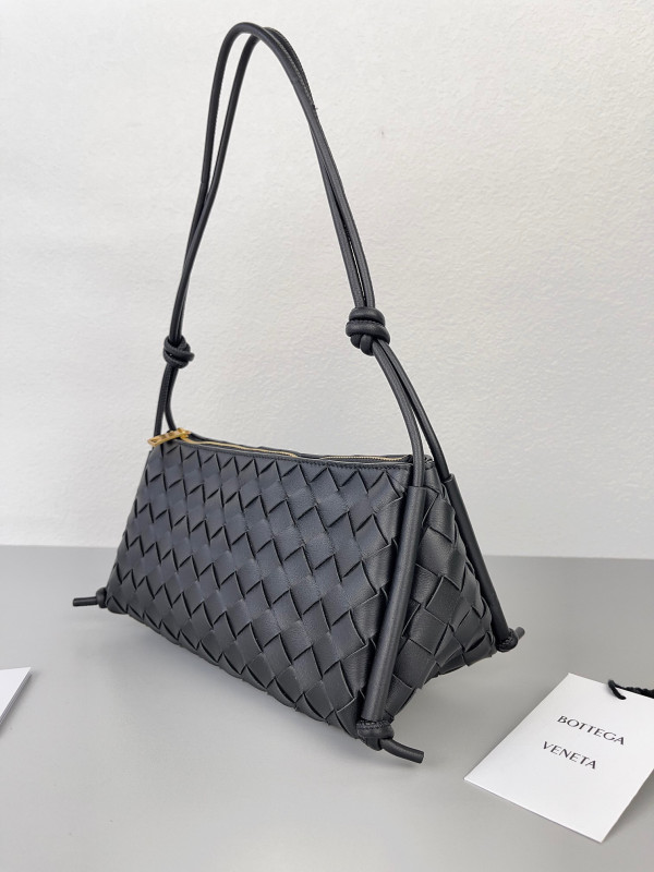 bo*te*ga Ve*ne*ta pouch on strap