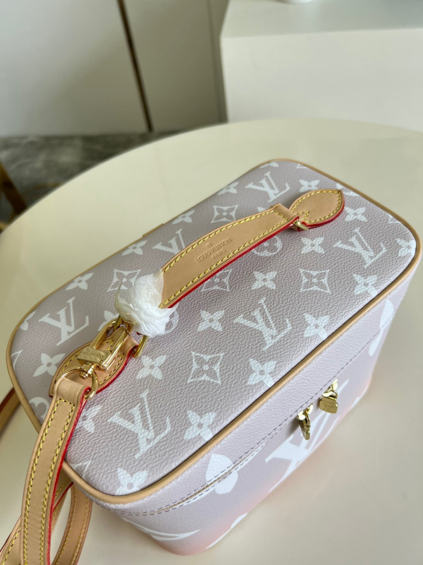 l0*is V*t0n toiletry bag
