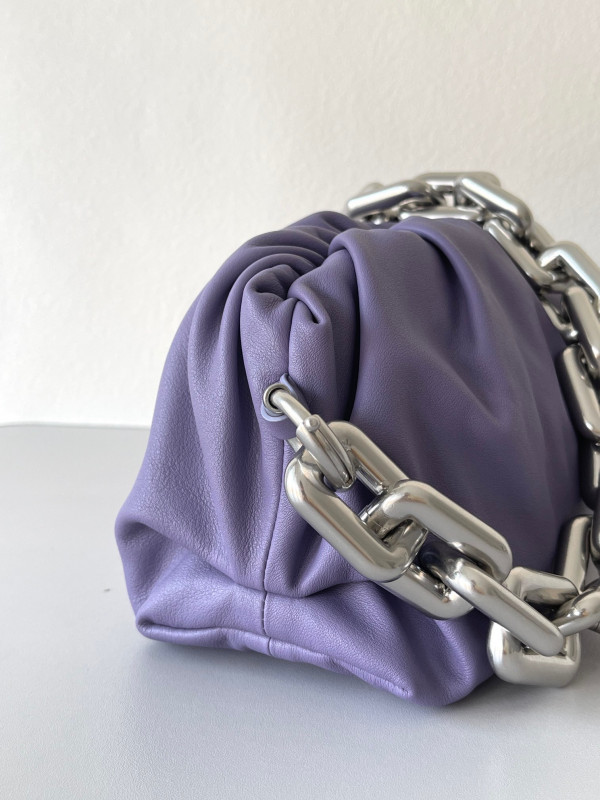 bo*te*ga Ve*ne*ta the chain pouch