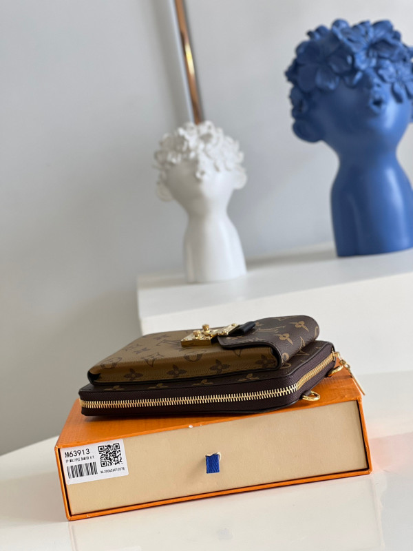 l0*is V*t0n trunk vertical