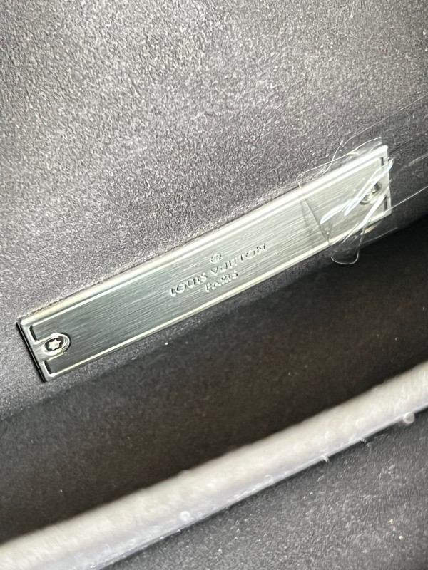 l0*is V*t0n dauphine mini