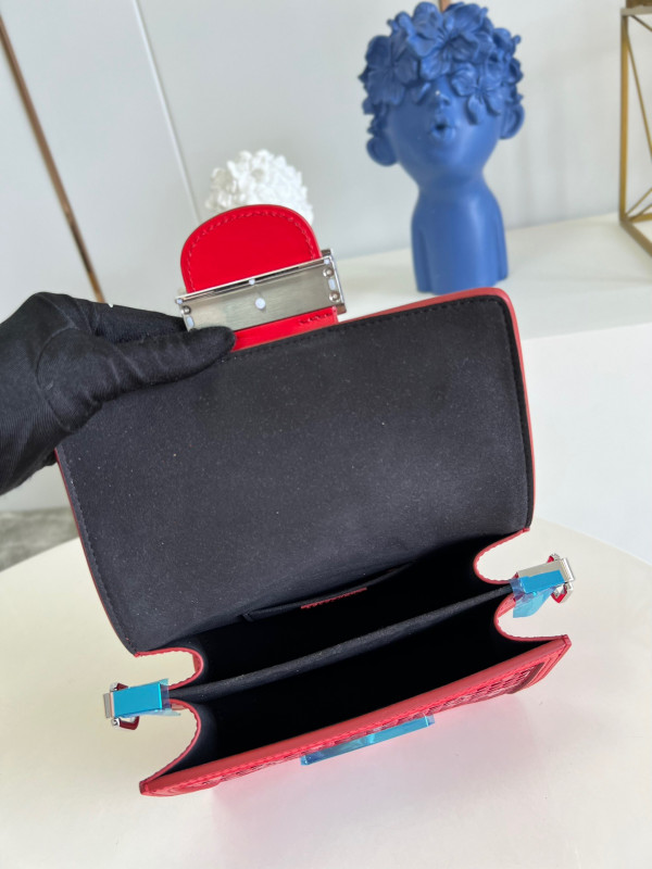 l0*is V*t0n dauphine mini