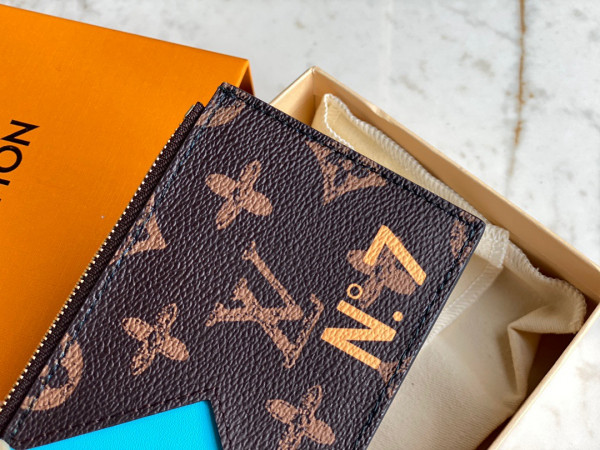 l0*is V*t0n cc holder