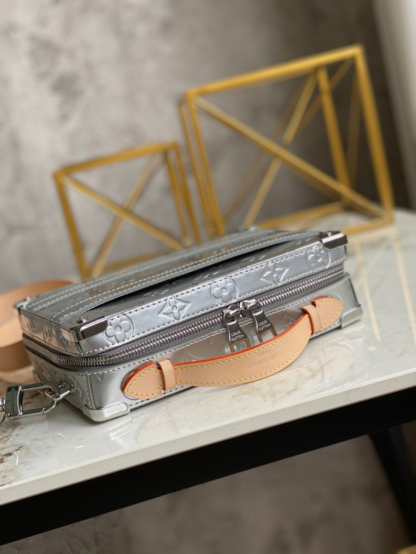 l0*is V*t0n handle trunk