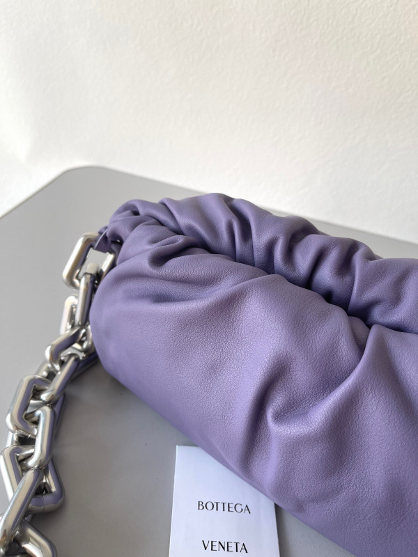 bo*te*ga Ve*ne*ta the chain pouch