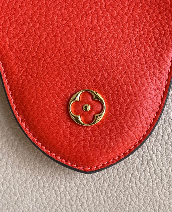 l0*is V*t0n capucines pm