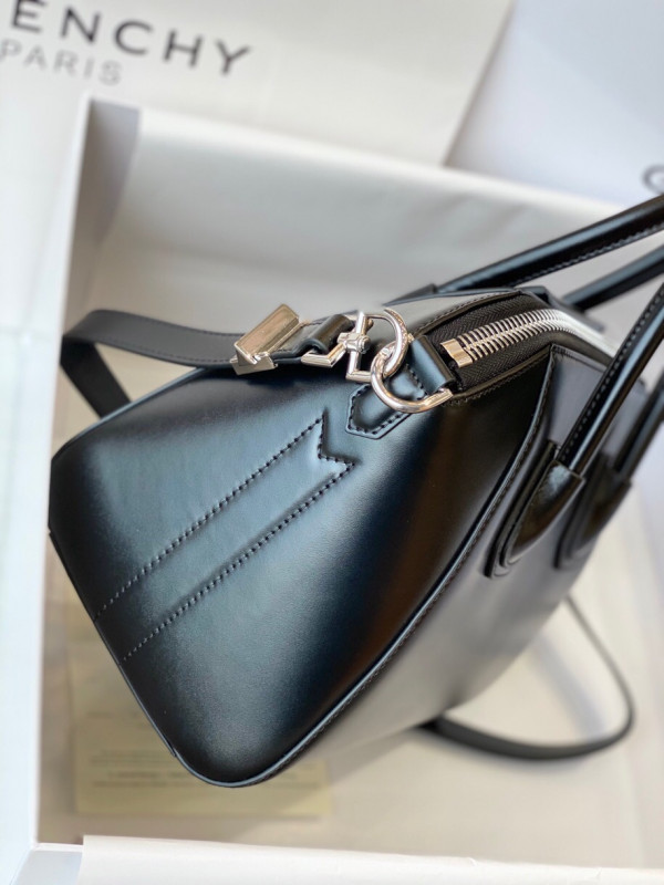 GIENVCHY ANTIGONA MINI/SMALL/MEDIUM IN SMOOTH LEATHER