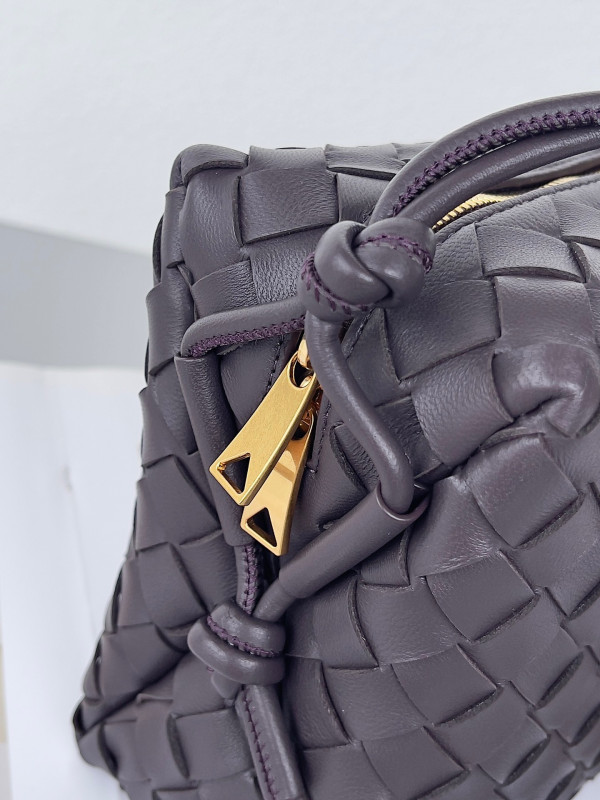 bo*te*ga Ve*ne*ta small loop camera bag