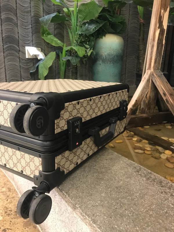 G*u*i travel box 20 inches