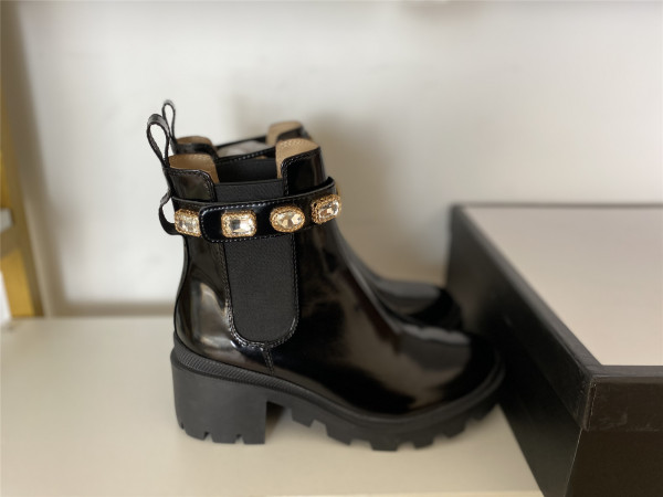 G*u*i embroidered leather ankle boot with belt