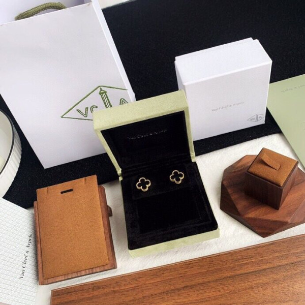 V*N CL*F & arpels  perlée earrings