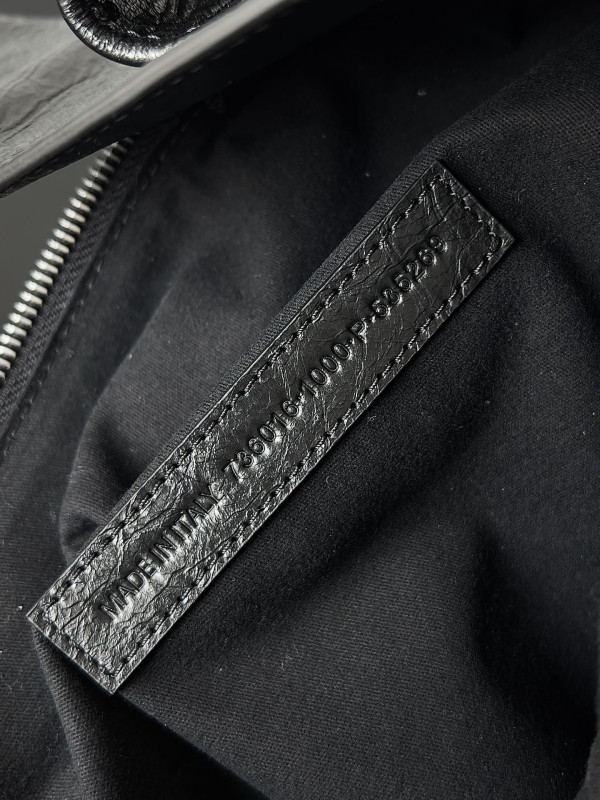 ba*len*cia*ga S*perbusy large sling bag