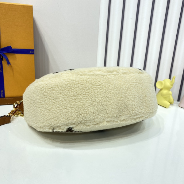 l0*is V*t0n over the moon