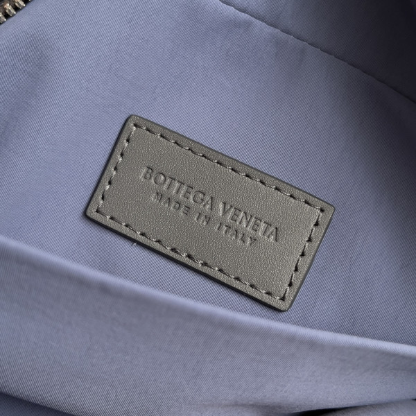 bo*te*ga Ve*ne*ta  intrecciato leather wallet-on-strap