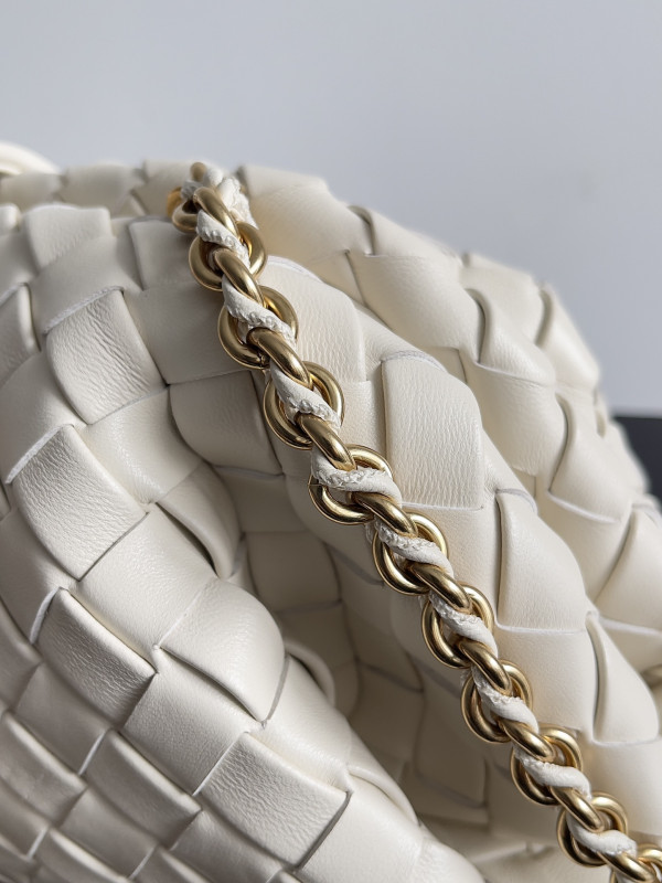 bo*te*ga Ve*ne*ta teen lauren 1980 with chain