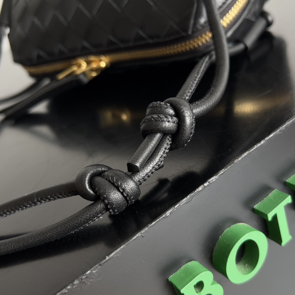 bo*te*ga Ve*ne*ta intrecciato concert pouch