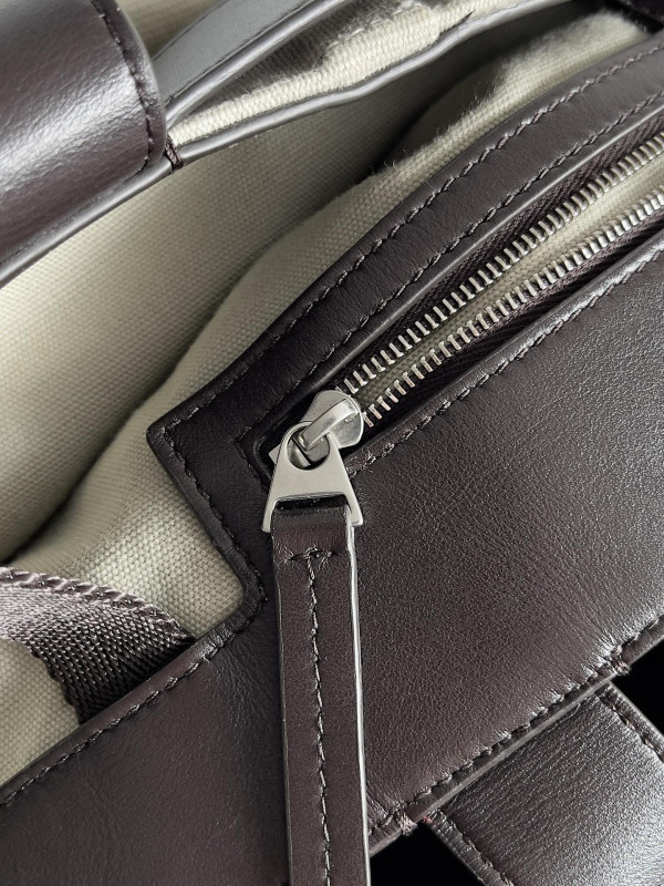 bo*te*ga Ve*ne*ta arco tote