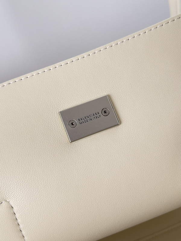 Ba*len*cia*ga bel air medium carry all bag