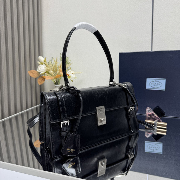 Pra*a medium leather handbag