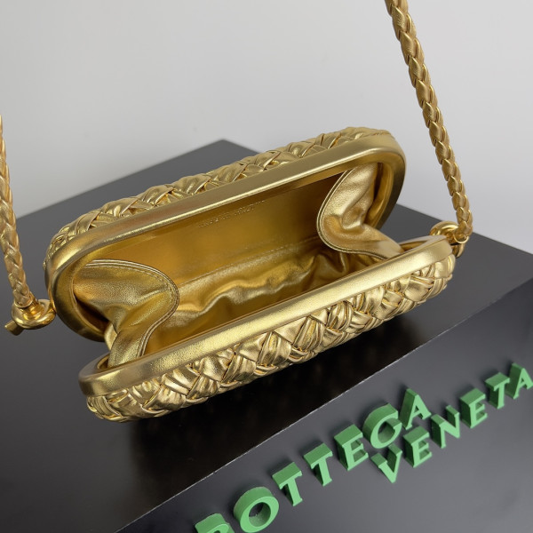 bo*te*ga Ve*ne*ta knot minaudiere on strap