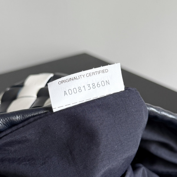 bo*te*ga Ve*ne*ta small dustbag