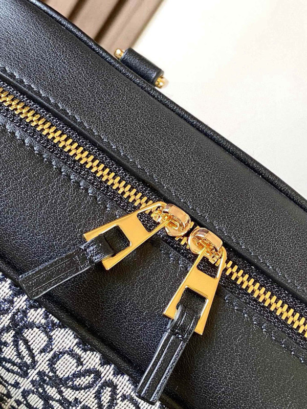 L0ew* amazona 23 bag in soft grained calfskin - 23*10*15cm