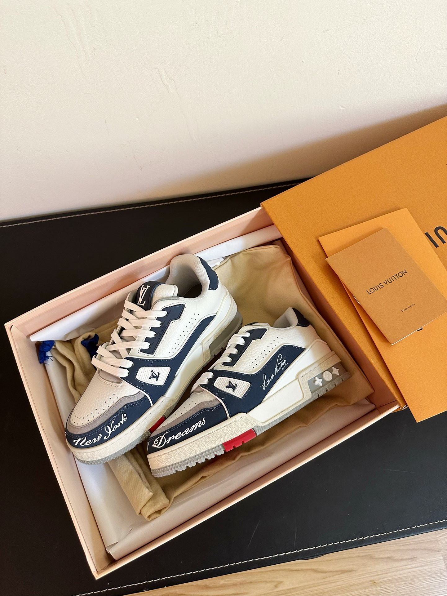 l0*is V*t0n sneakers