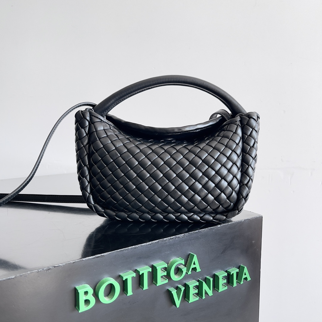 bo*te*ga Ve*ne*ta mini cobble top handle
