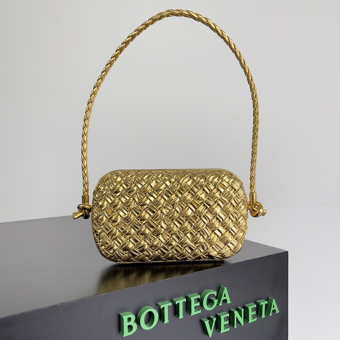 bo*te*ga Ve*ne*ta knot minaudiere on strap
