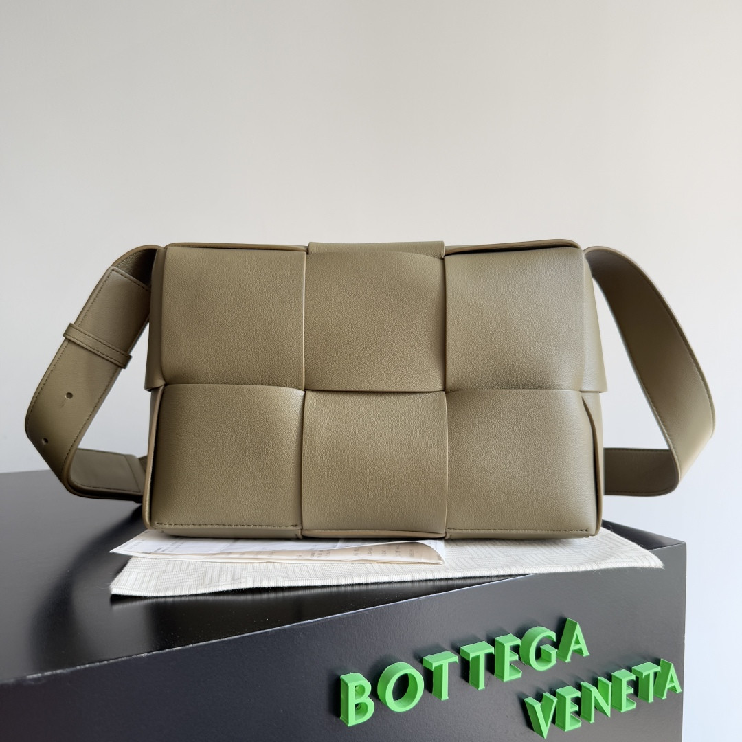 bo*te*ga Ve*ne*ta  arco camera bag -28*18*9cm