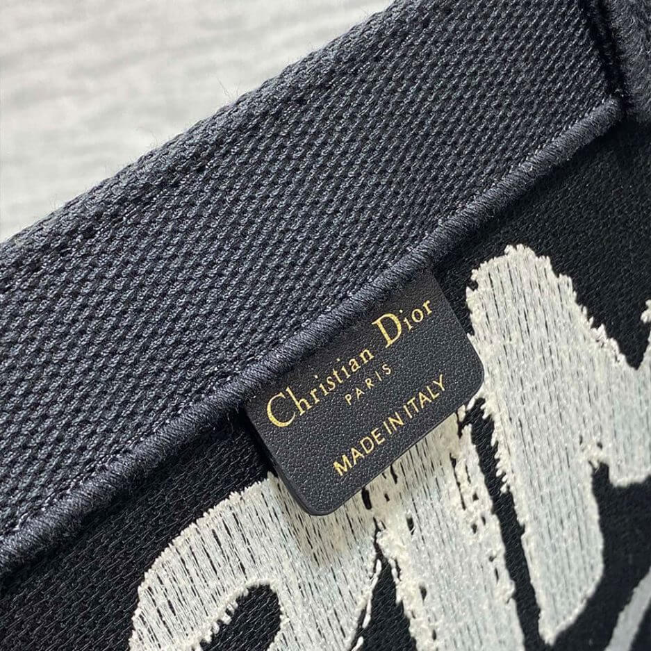 medium D*or book tote